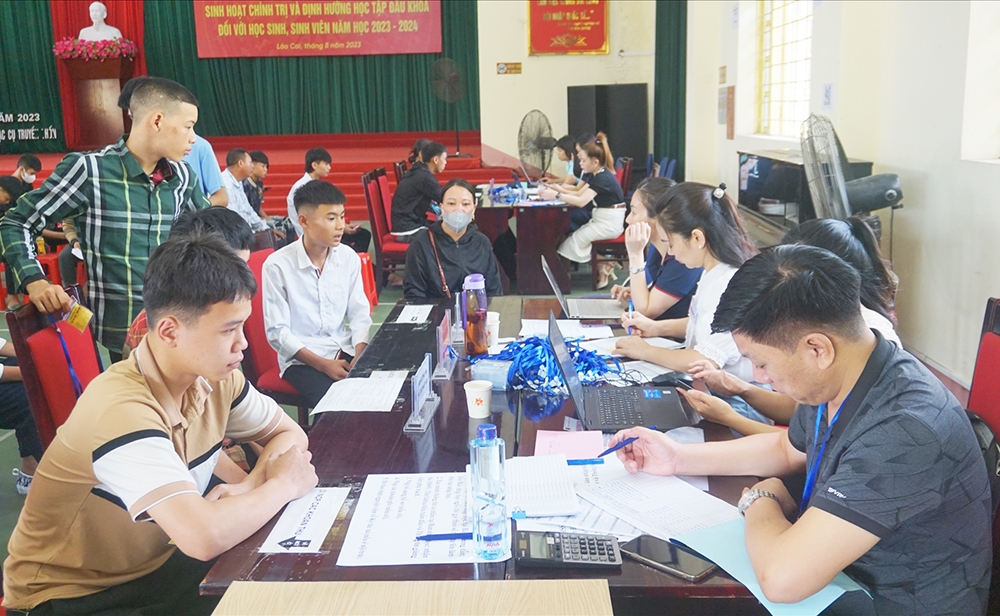 Thí sinh làm thủ tục nhập học tại Trường Cao đẳng Lào Cai