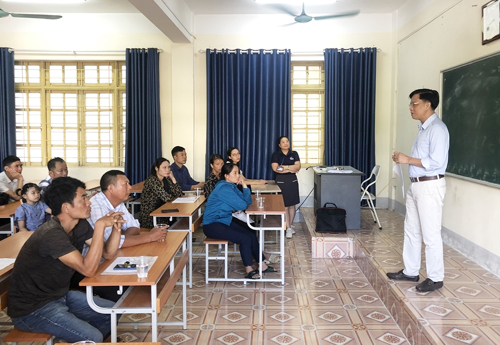 Ông Hoàng Quang Đạt - Hiệu trưởng nhà trường tư vấn, trao đổi với phụ huynh về kế hoạch đào tạo của trường