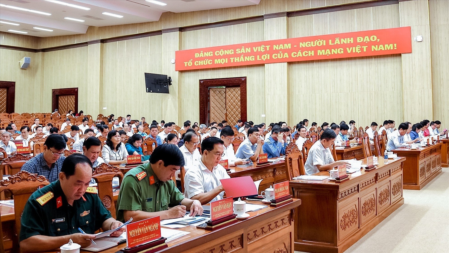 Các đại biểu Trung ương và địa phương tham dự Hội nghị sơ kết giữa nhiệm kỳ thực hiện Nghị quyết Đại hội XI Đảng bộ tỉnh Kiên Giang nhiệm kỳ 2020 - 2025