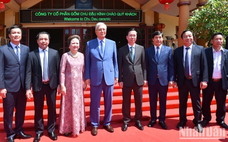 Chủ tịch nước Võ Văn Thưởng và Tổng thống Cộng hòa Kazakhstan Kassym-Jomart Tokayev và các đại biểu thăm Công ty cổ phần Gốm Chu Đậu.