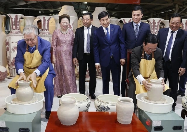Chủ tịch nước Võ Văn Thưởng và Tổng thống Cộng hòa Kazakhstan Kassym-Jomart Tokayev trải nghiệm làm gốm Chu Đậu.