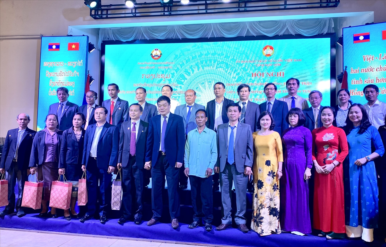 Ông Nguyễn Trung Hải, Chủ tịch Ủy ban MTTQ Việt Nam tỉnh Kon Tum tặng quà cho đoàn công tác UBMT Lào xây dựng đất nước tỉnh Attapư