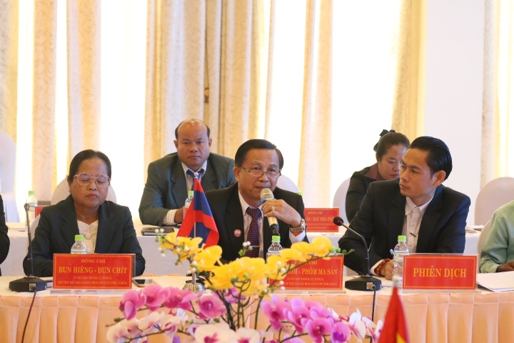 Ông Bun Hôm - Phôm Ma Sản, Chủ tịch UBMT Lào xây dựng đất nước tỉnh Attapư phát biểu tại Hội nghị