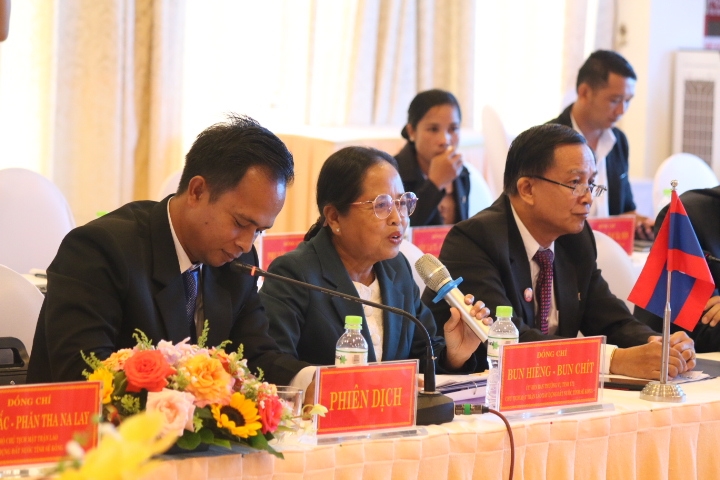 Bà Bun Hiêng - Bun Chít, Chủ tịch UBMT Lào xây dựng đất nước tỉnh, kiêm chủ tịch Hội hữu nghị Lào-Việt Nam tỉnh Sê Kông phát biểu tại Hội nghị
