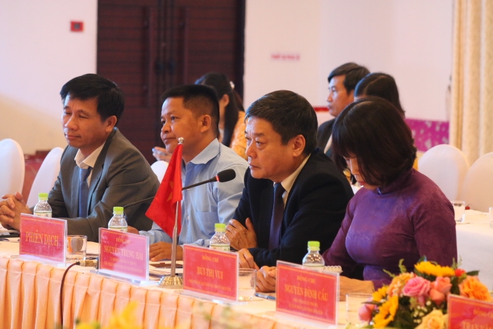 Ông Nguyễn Trung Hải (thứ 2 từ phải sang), Chủ tịch Ủy ban MTTQ Việt Nam tỉnh Kon Tum phát biểu tại Hội nghị