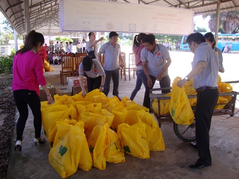 Tặng quà các hộ nghèo Campuchia là hoạt động thường xuyên của các ban, ngành, đoàn thể địa phương có chung biên giới với nước bạn. (Ảnh: K.V).