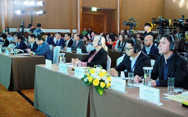 Các đại biểu dự VCSF 2023 lắng nghe trao đổi của Phó Thủ tướng Trần Hồng Hà về những cơ hội và thách thức từ chuyển đổi xanh đối với cộng đồng doanh nghiệp đầu tư ở Việt Nam - Ảnh: VGP/Minh Khôi