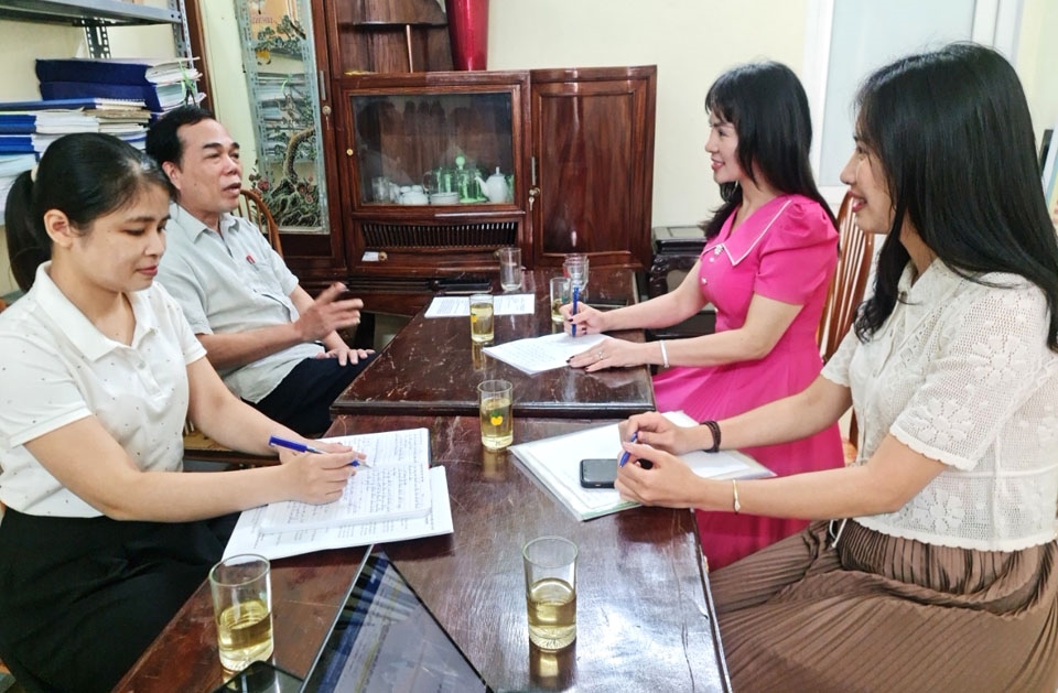 ông Cầm Bá Tường - Phó trưởng Ban Dân tộc tỉnh Thanh Hóa trao đổi về công tác phát hành báo chí trên địa bàn 