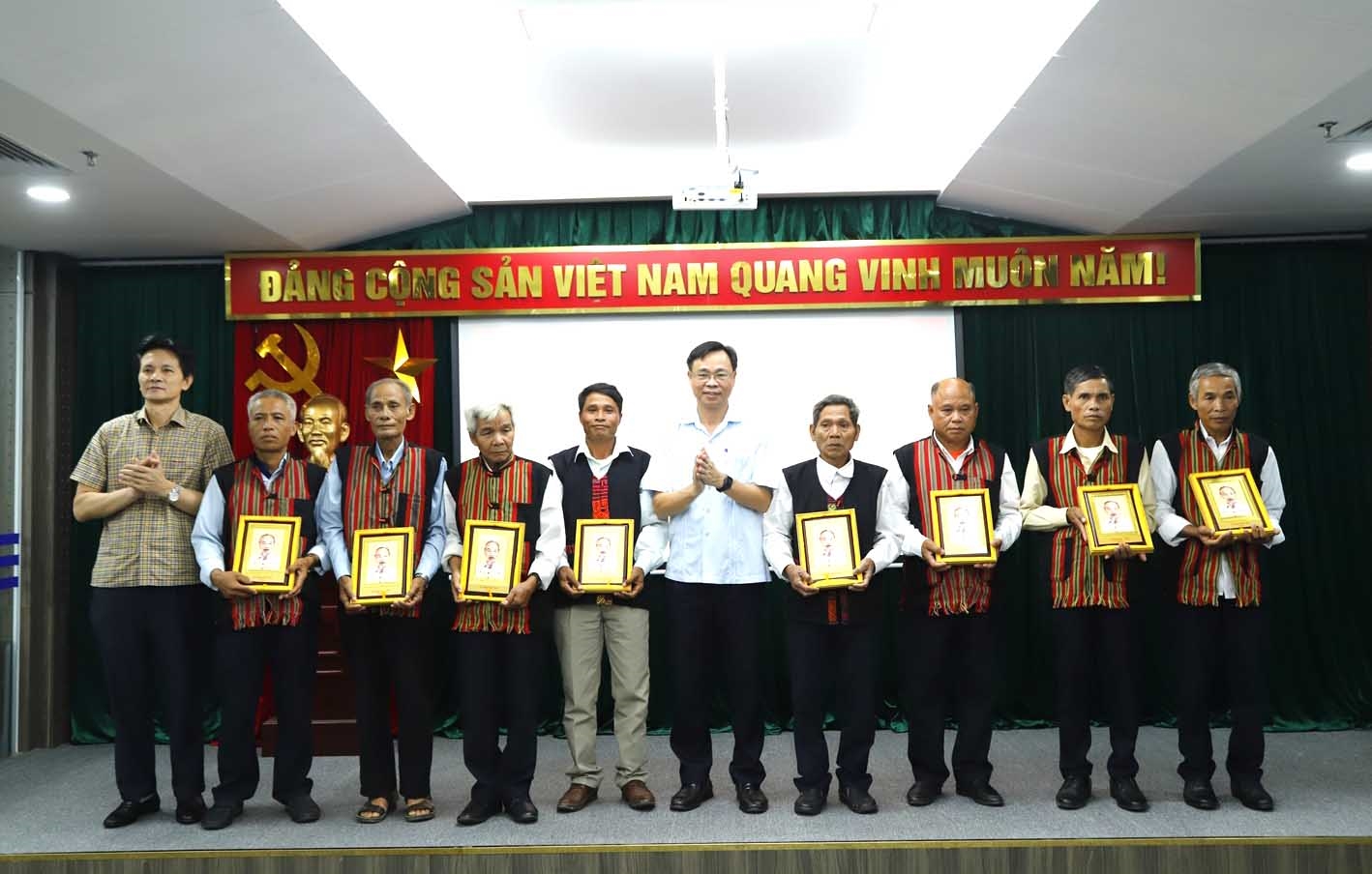 Ông Lưu Xuân Thủy - Vụ trưởng Vụ Dân tộc thiểu số tặng quà của UBDT cho các đại biểu