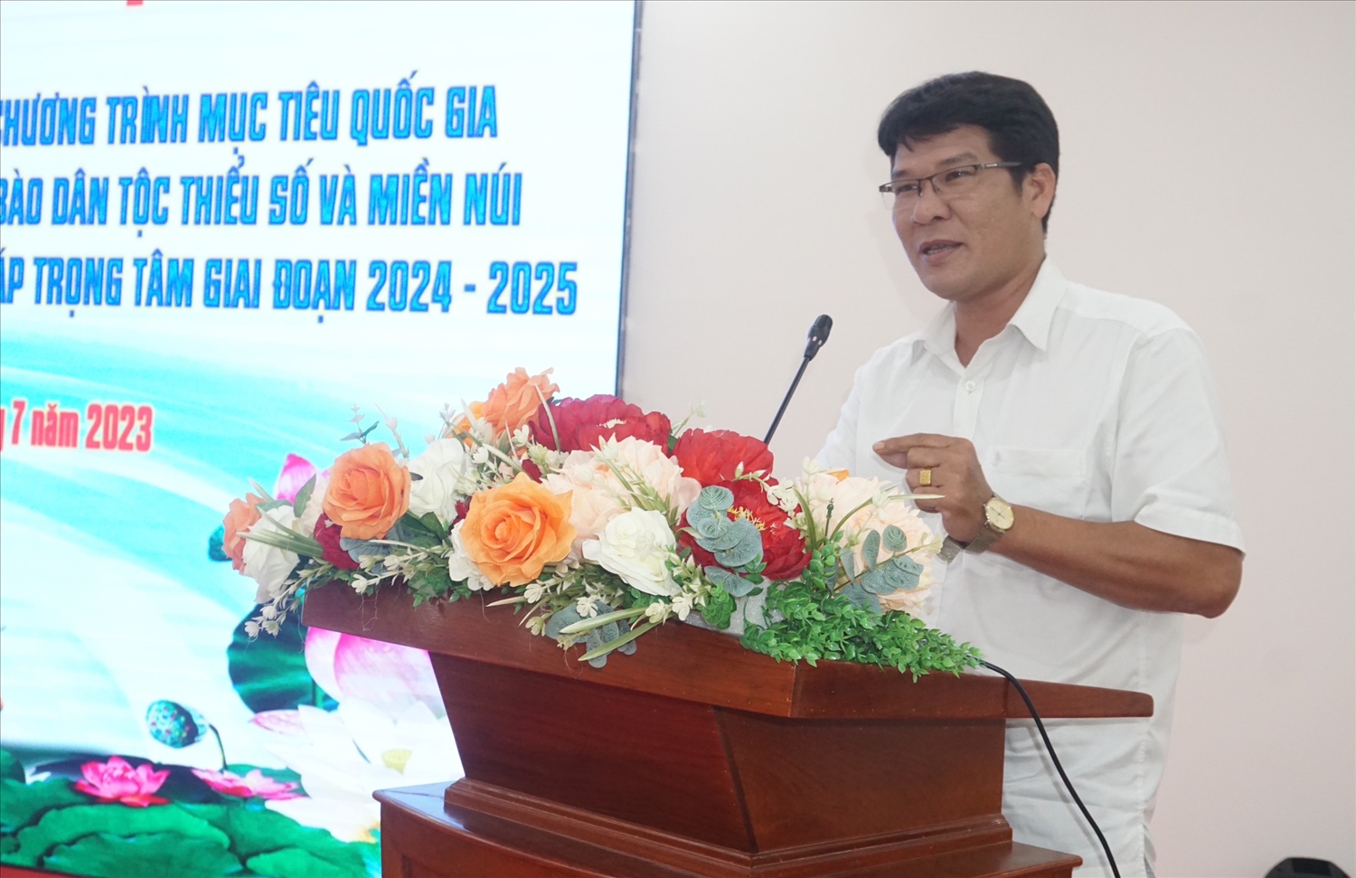 Ông Kiên Ninh - Trưởng Ban Dân tộc tỉnh Trà Vinh tham gia thảo luận tại Hội nghị sơ kết 3 năm thực hiện Chương trình MTQG 1719 tại TP. Cần Thơ 