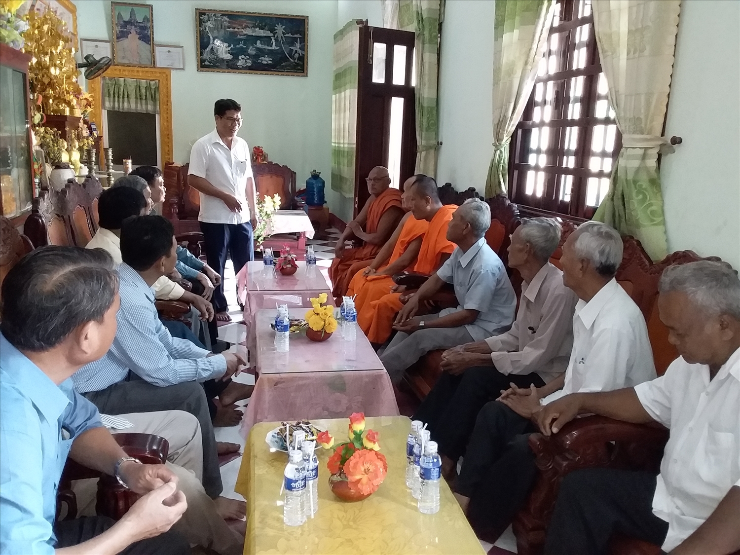 Ông Kiên Ninh, Trưởng Ban Dân tộc tỉnh Trà Vinh thăm hỏi người có uy nhân dịp tết cổ truyền Chôl Chnam Thmây