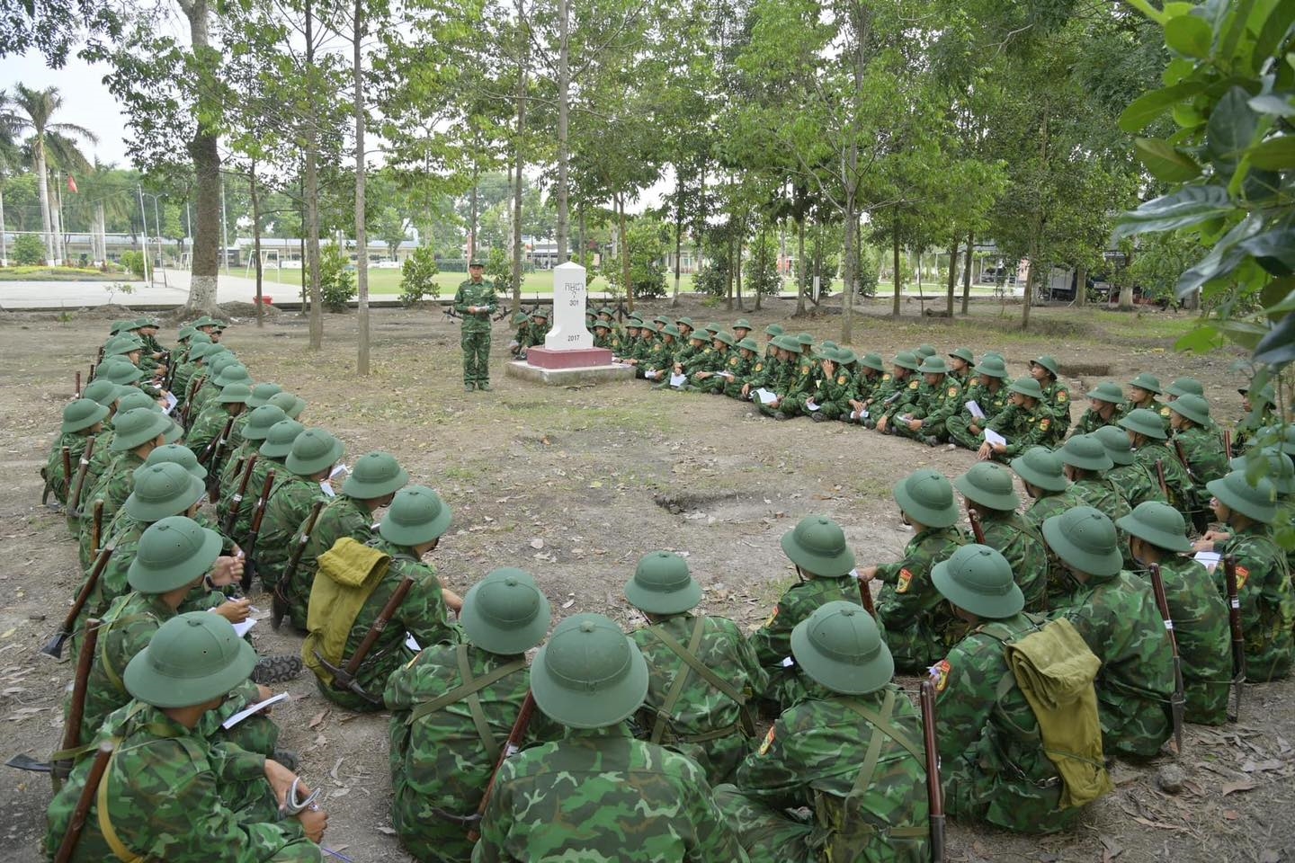 Thượng úy Hà Văn Bứng trong 1 buổi sinh hoạt văn hóa, tinh thần, triển khai nội dung học tập chính trị cho chiến sĩ mới.