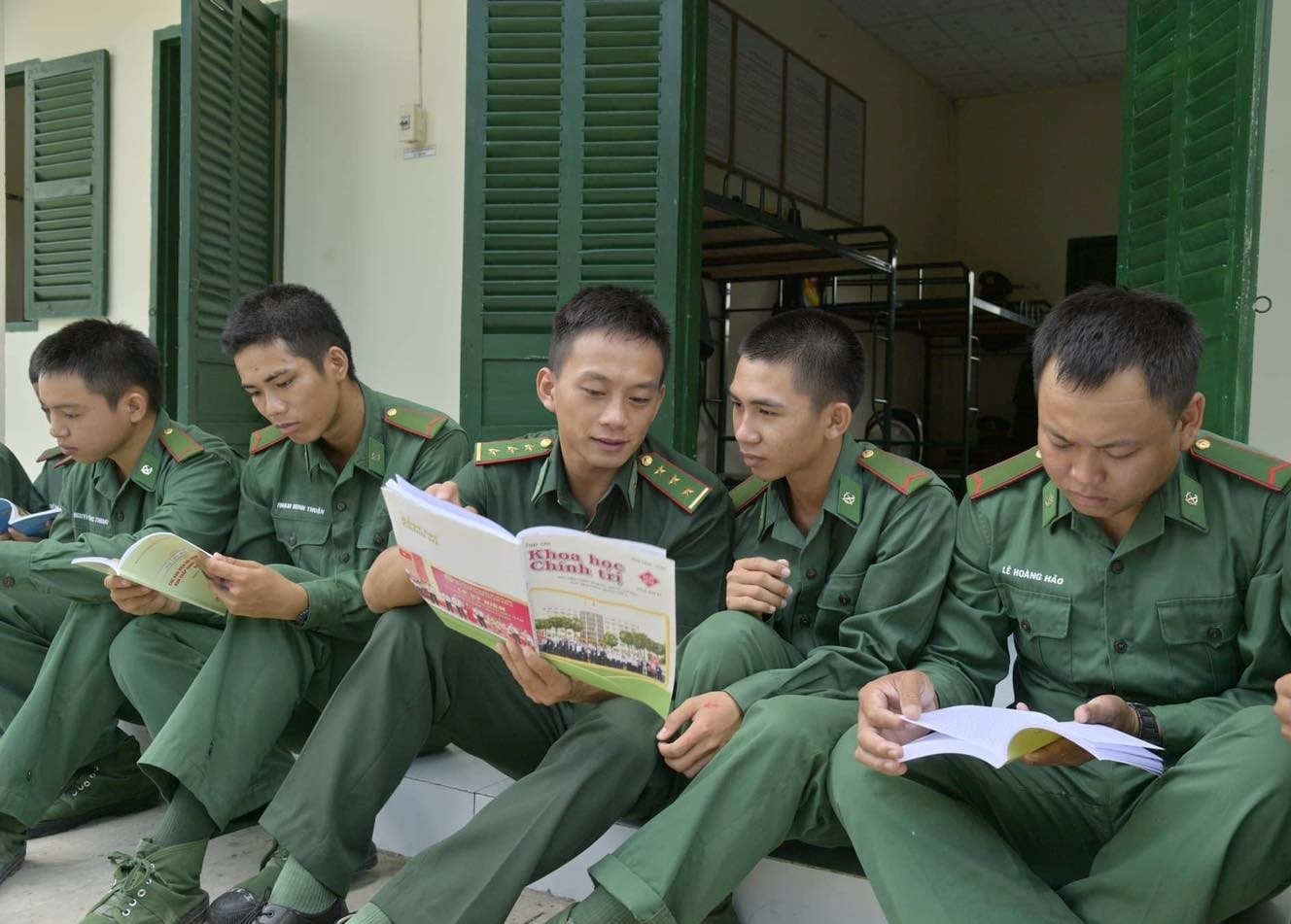 Thượng úy Hà Văn Bứng (người thứ ba từ trái sang phải), gần gũi, động viên tinh thần các chiến sĩ tân binh trong giờ nghỉ giải lao.