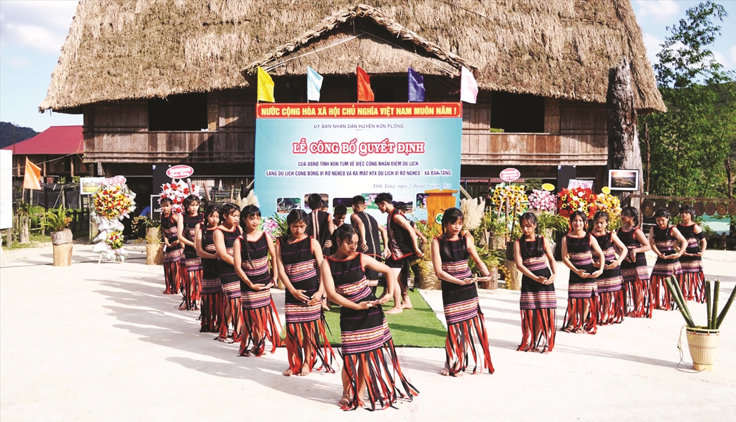 Múa xoang - hoạt động biểu diễn trong các lễ hội, sự kiện quan trọng của đồng bào địa phương