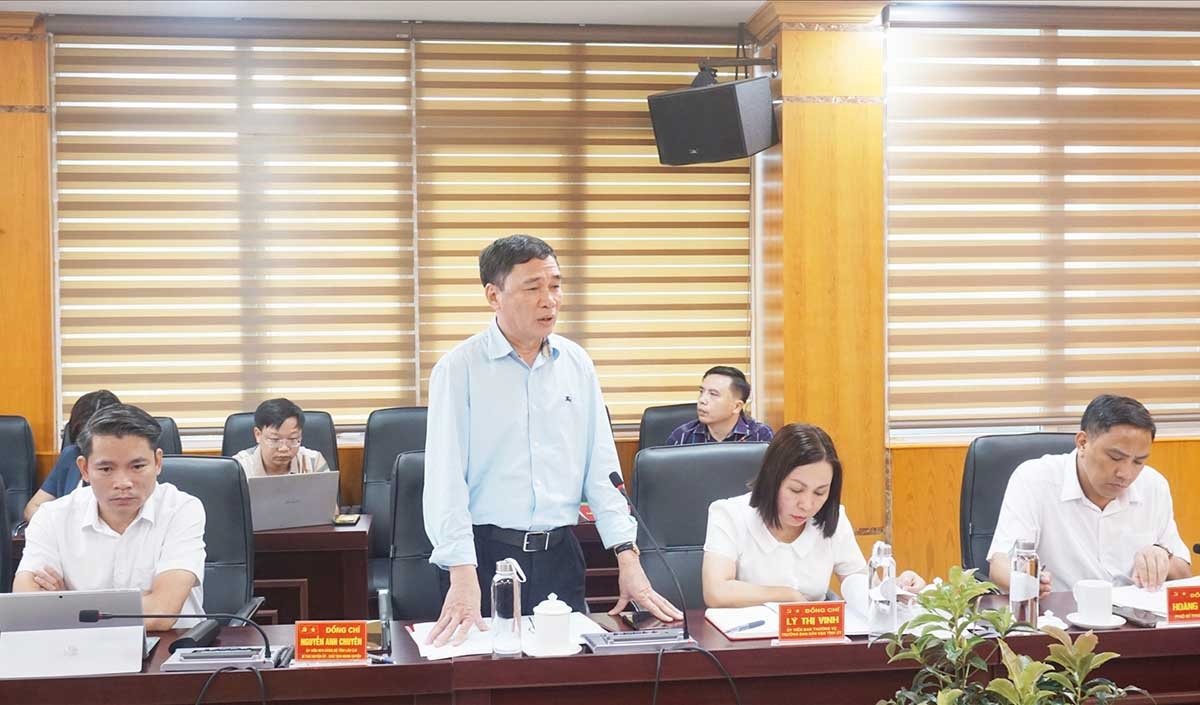 Bí thư Huyện ủy Bảo Yên Nguyễn Anh Chuyên báo cáo với Đoàn công tác