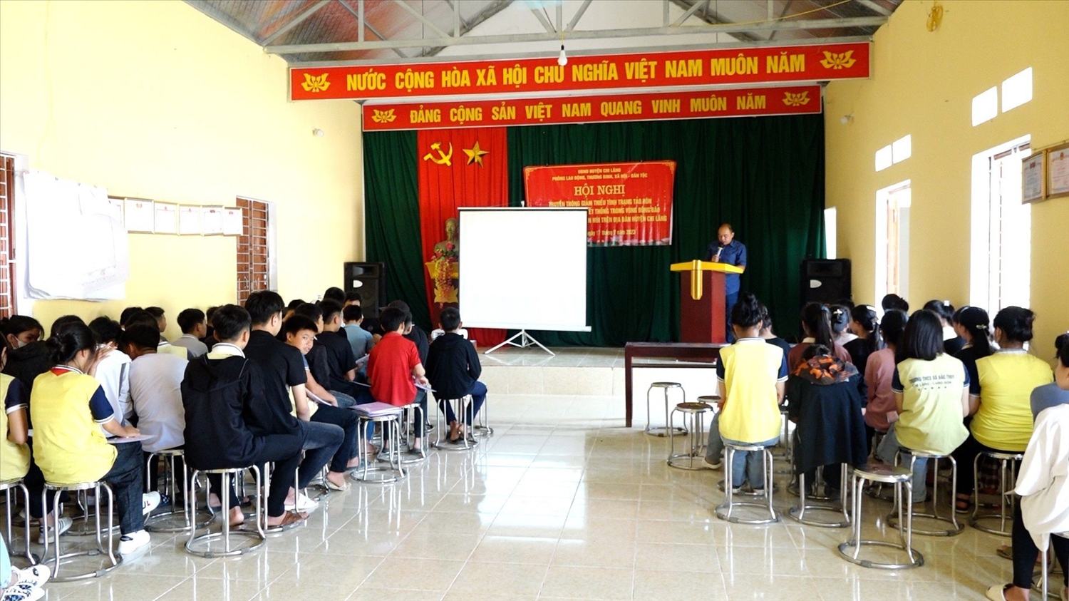 Phó Trưởng Phòng Lao động, Thương binh, Xã hội - Dân tộc huyện Chi Lăng Hoàng Văn Tầm phổ biến quy định về phòng, chống TH&HNCHT cho thanh thiếu niên