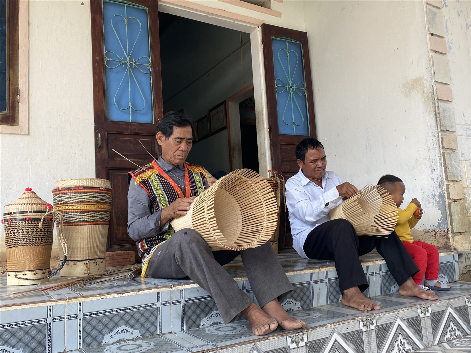 Những nghệ nhân Gia Rai ở làng O, xã Ya Xiêr, huyện Sa Thầy vẫn miệt mài, đam mê với nghề đan gùi truyền thống