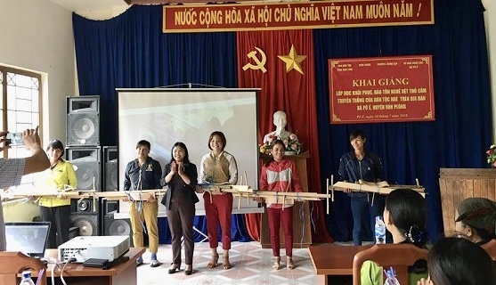 Ban Dân tộc tỉnh Kon Tum tặng bộ khung dệt cho các hộ gia đình, nhóm hộ gia đình có hoạt động sản xuất nghề dệt thổ cẩm 