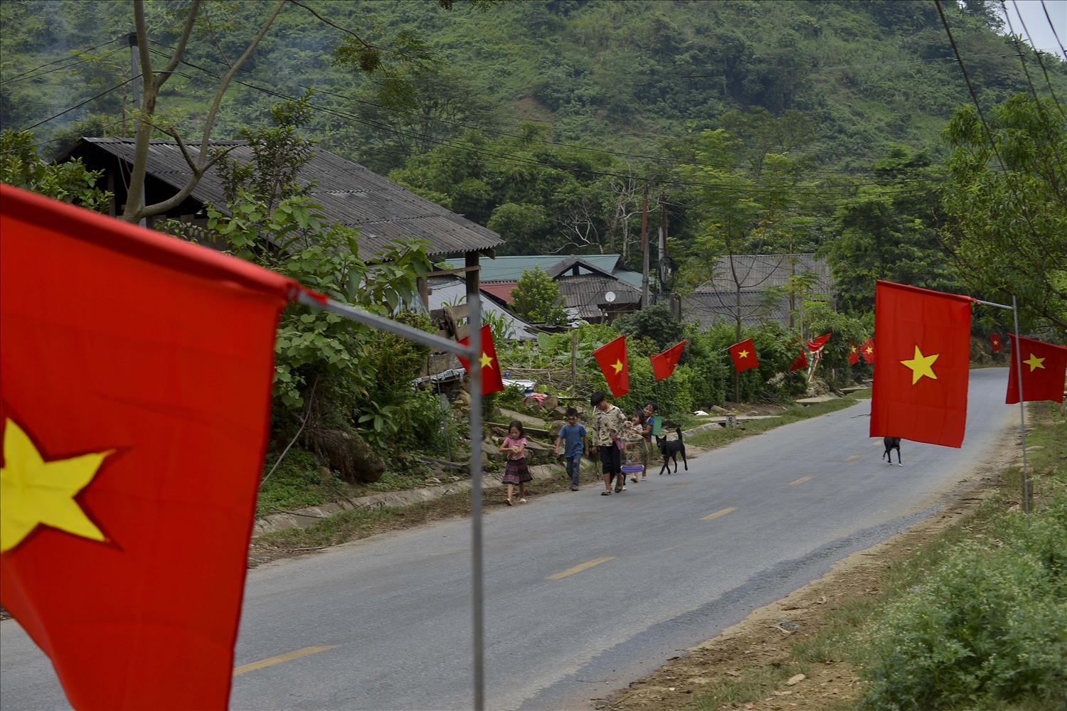 Trên các nẻo đường, mái nhà ở vùng cao Lai Châu, không khí Tết Độc lập đang tràn ngập bởi sắc cờ Tổ quốc.
