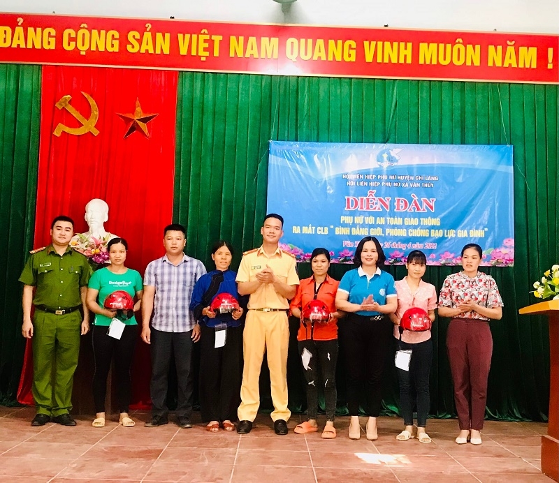 Hội LHPN huyện Chi Lăng tổ chức Diễn đàn Phụ nữ với an toàn giao thông và phòng chống bạo lực gia đình; ra mắt Câu lạc bộ Bình đẳng giới, phòng chống bạo lực gia đình tại xã Vân Thủy.