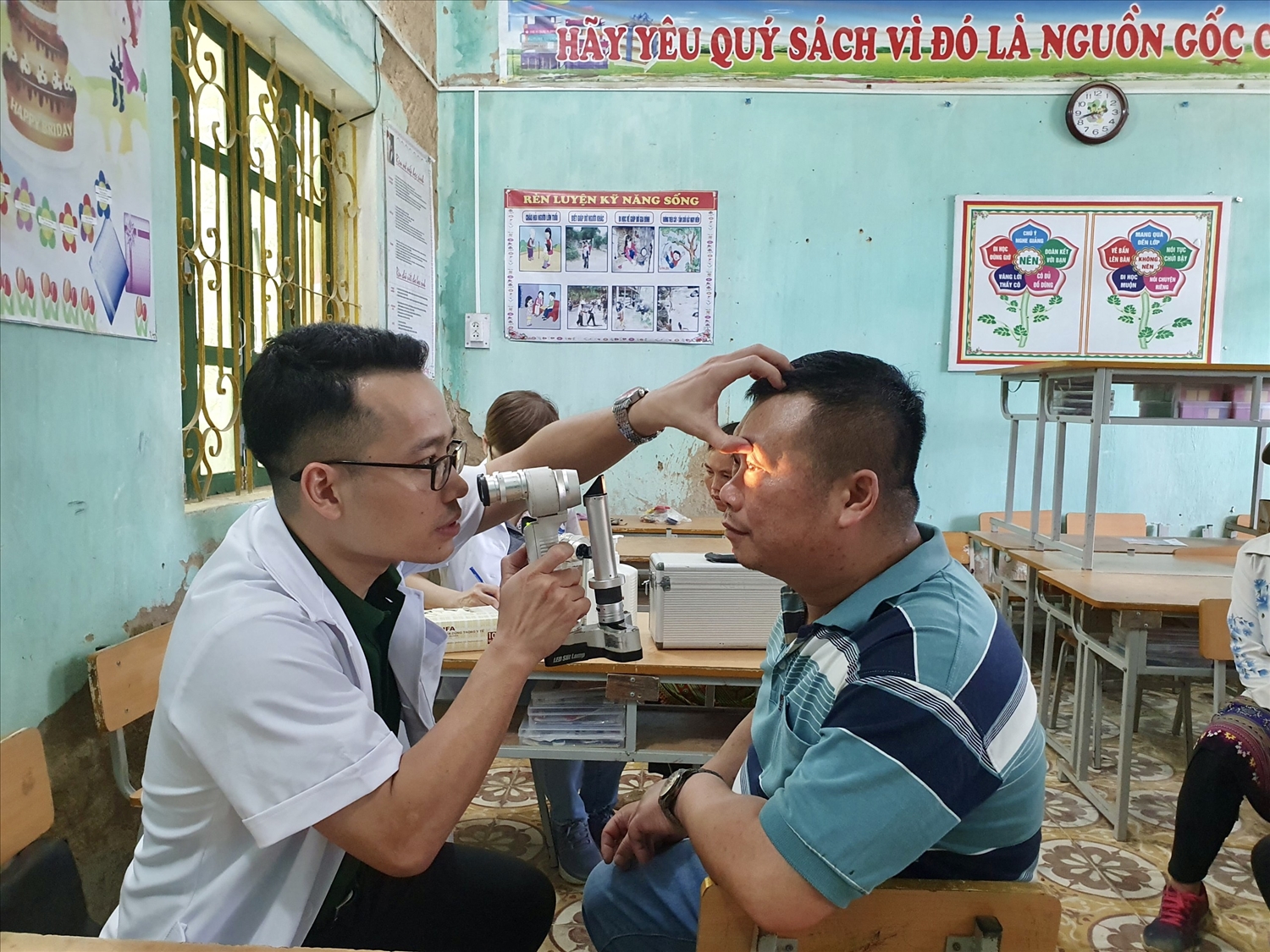 Bác sỹ Bệnh viện Mắt Hà Nội khám sàng lọc các bệnh về mắt cho đồng bào