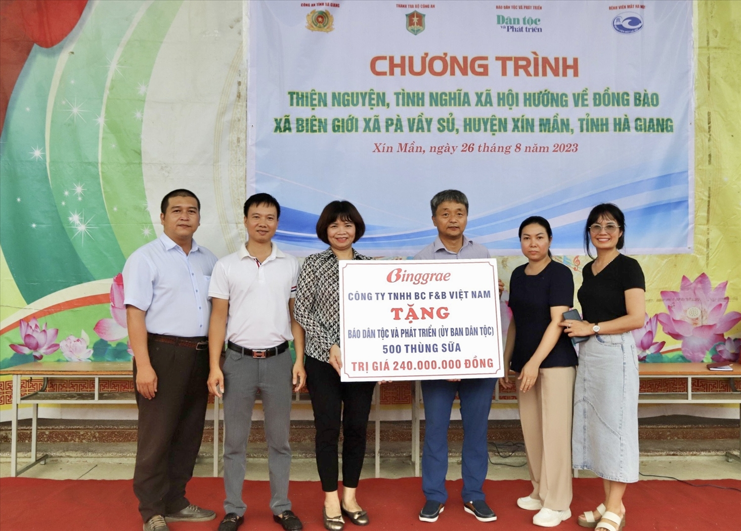Báo Dân tộc và Phát triển cùng Công ty TNHH BC F&B Việt Nam đã trao gần 500 thùng sữ với tổng giá trị 240 triệu đồng cho các em học sinh thuộc các trường học trên địa bàn xã