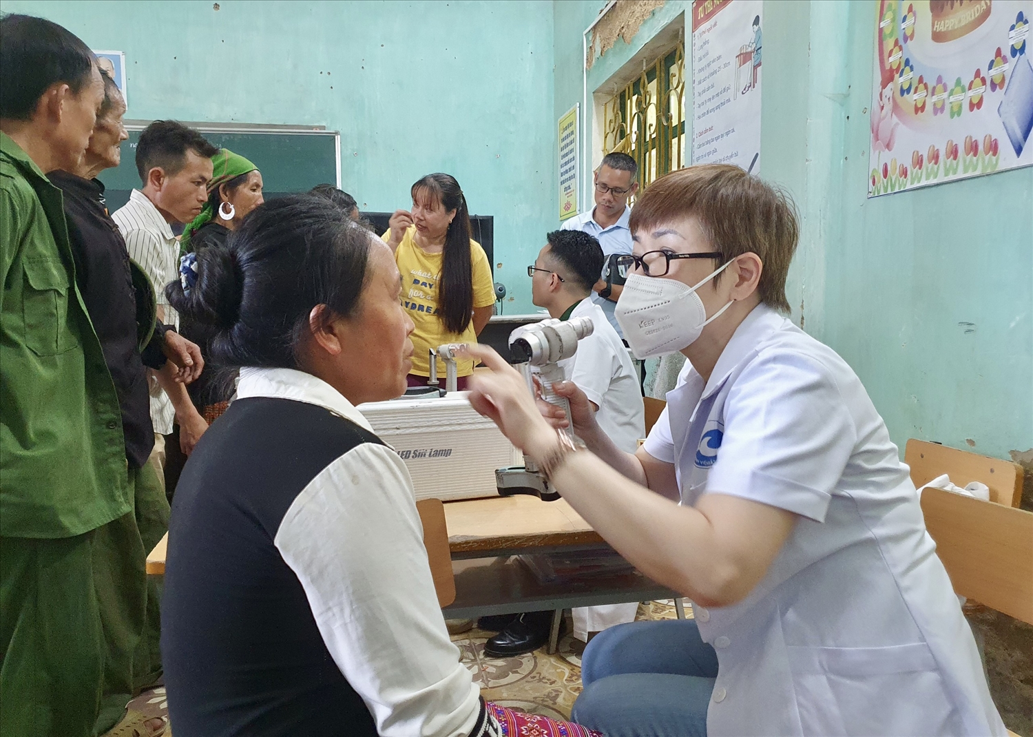 Bà Phạm Thị Hồng Lê - Phó Giám đốc Bệnh viện Mắt Hà Nội khám sàng lọc các bệnh về mắt cho đồng bào