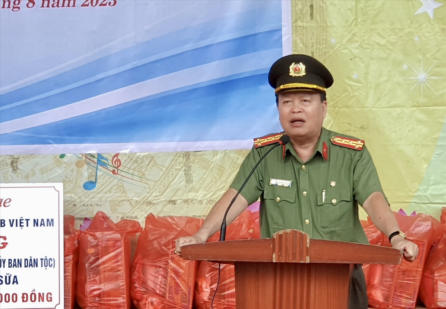 Đại tá Đại Tá Lương Ngọc Dùng - Phó Cháng Thanh tra Bộ Công an phát biểu tại buổi trao quà tại xã Pà Vầy Sủ