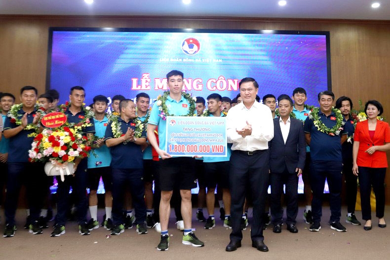 VFF tặng thưởng 1,8 tỷ đồng cho U23 Việt Nam. (Ảnh: VFF)