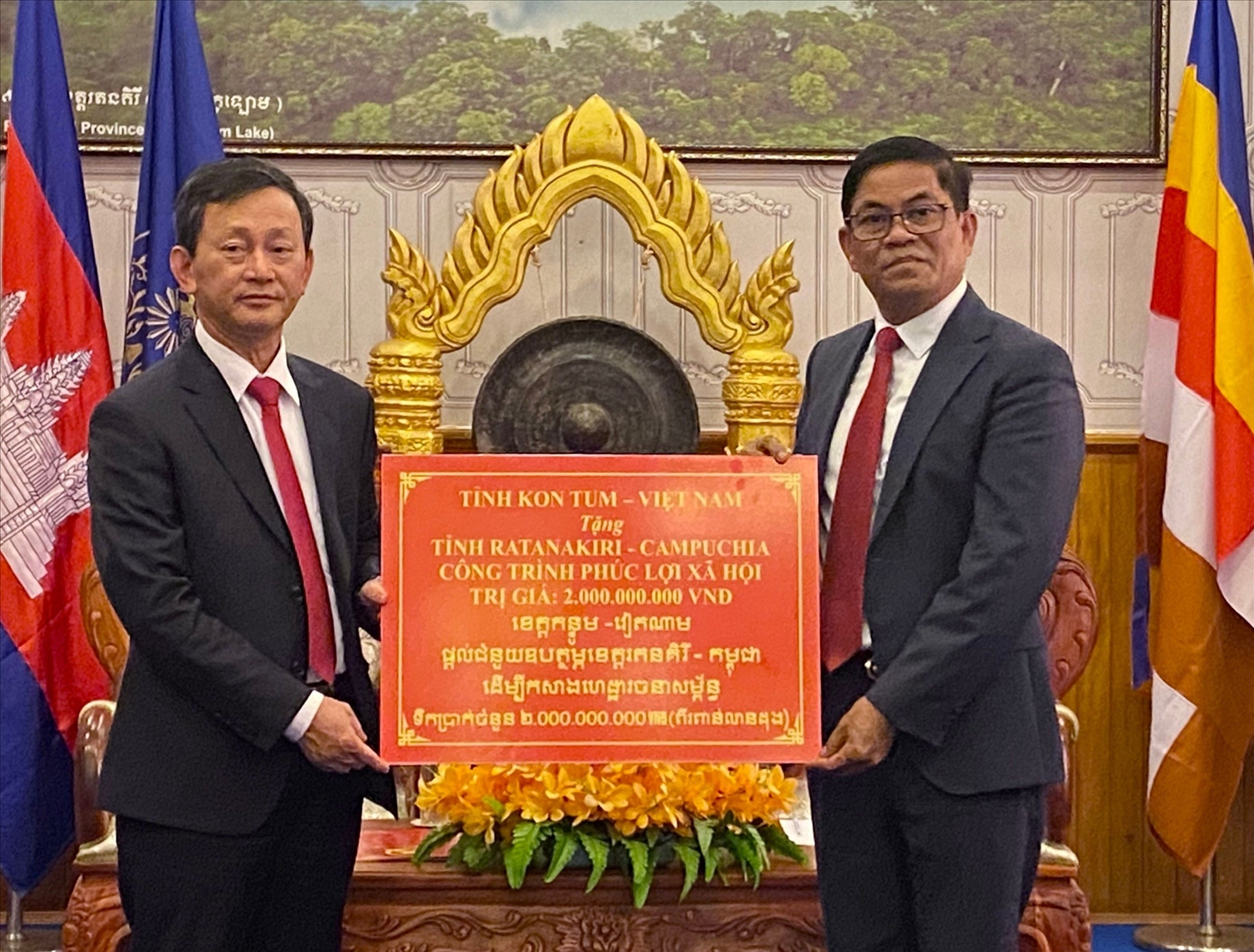 Bí thư Tỉnh ủy Kon Tum Dương Văn Trang (bên trái) trao tặng cho tỉnh Ratanakiri (Campuchia) 1 công trình phúc lợi xã hội trị giá 2 tỷ đồng.