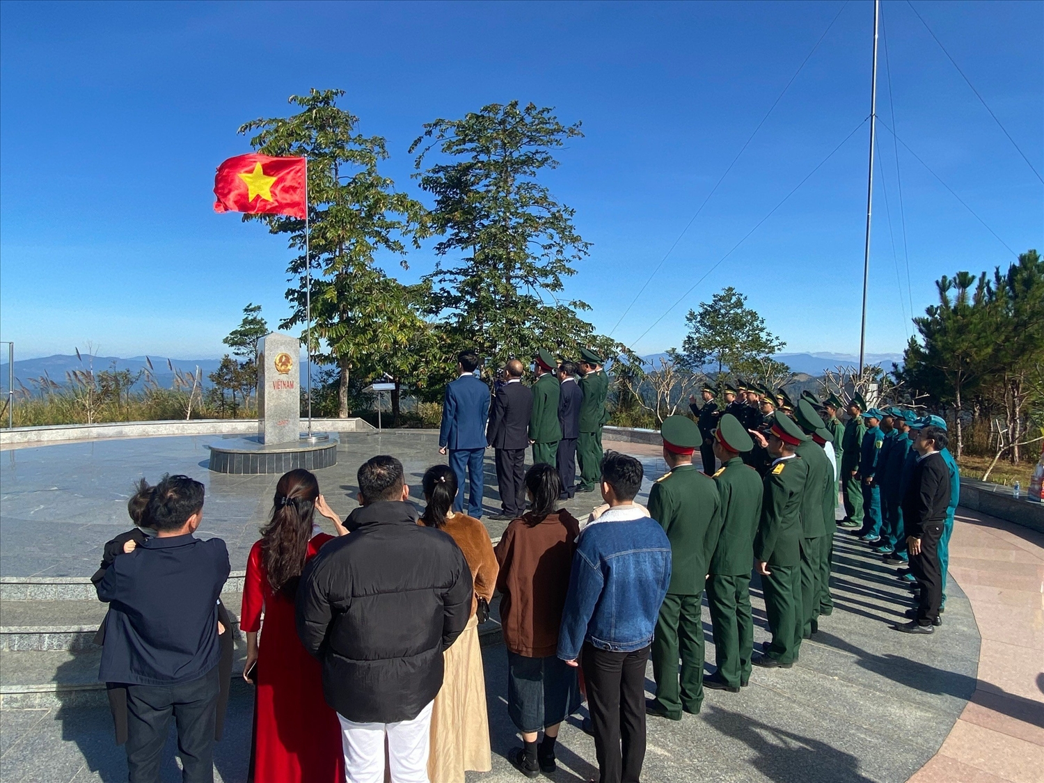 Cán bộ, chiến sĩ và Nhân dân tỉnh Kon Tum chào cờ tại Cột mốc biên giới ba nước (Việt Nam - Lào -Campuchia) tại xã Pờ Y, huyện Ngọc Hồi.