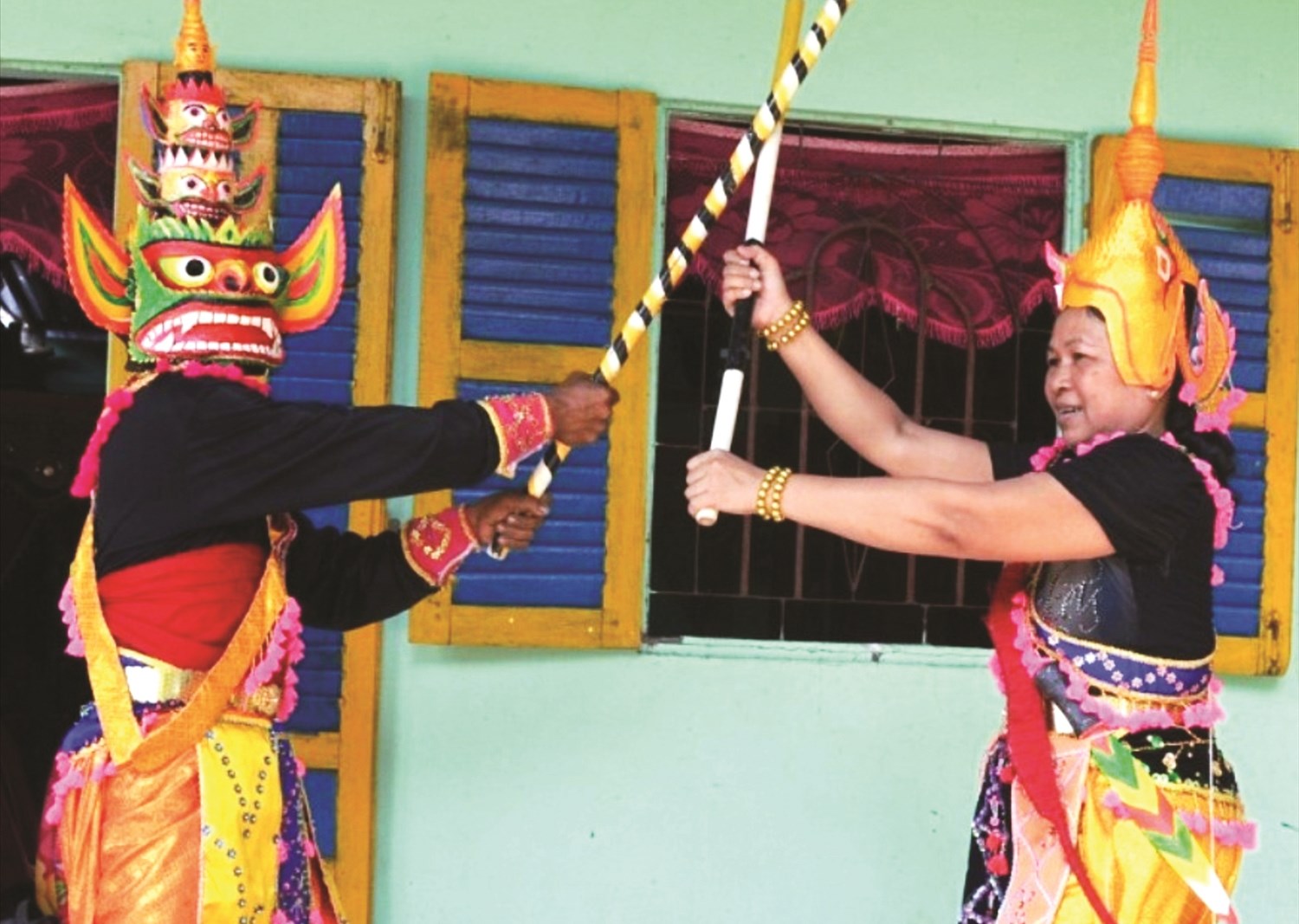 Nghệ nhân Ưu tú Lâm Thị Hương và chồng (nghệ nhân Sơn Đel) là những “truyền nhân” của nghệ thuật truyền thống Rô băm
