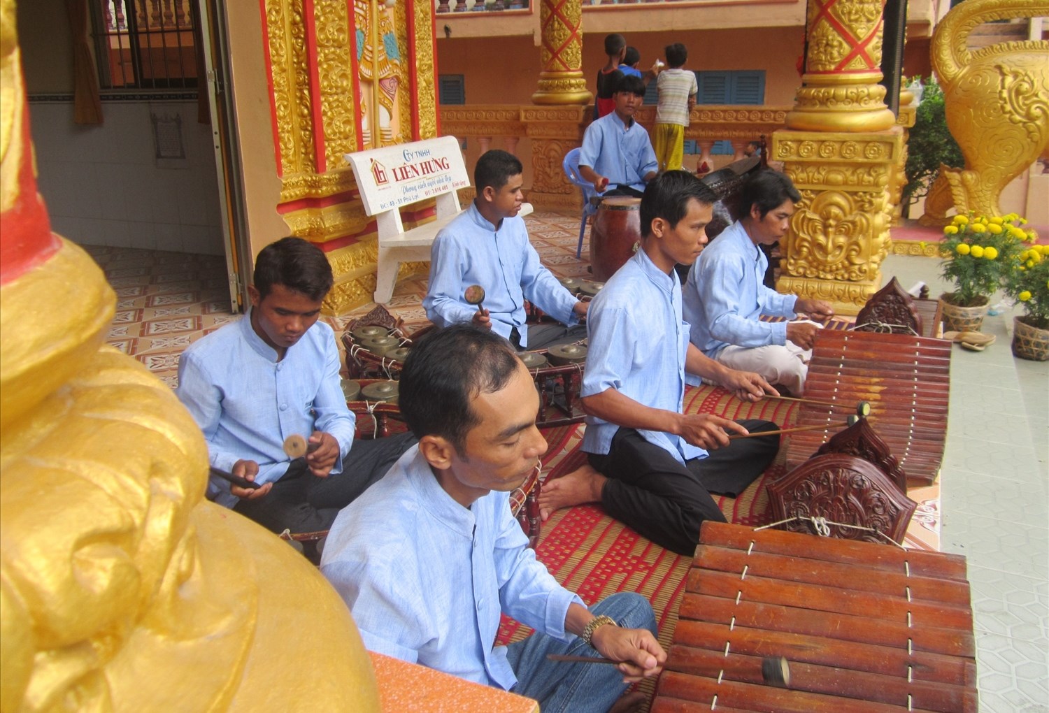 Đội nhạc ngũ âm chùa Chrôy Tưm Kandal (xã Đại Tâm, huyện Mỹ Xuyên) biểu diễn phục vụ du khách đến tham quan, chiêm ngưỡng chùa