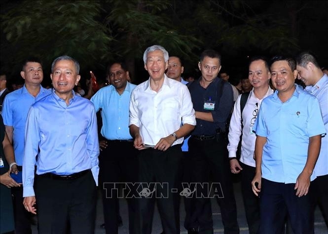 Thủ tướng Cộng hòa Singapore Lý Hiển Long đi dạo tại khu vực Hồ Hoàn Kiếm. (Ảnh: TTXVN)