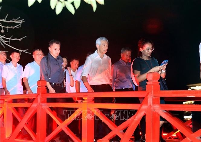 Thủ tướng Lý Hiển Long đi dạo trên cầu Thê Húc. (Ảnh: TTXVN)