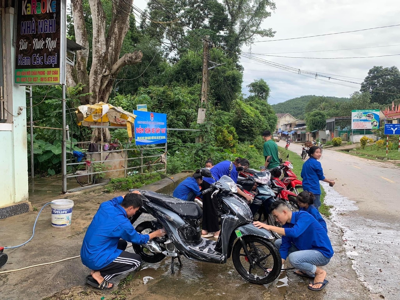 Hoạt động rửa xe để gây quỹ "Tiếp sức đến trường" tại các cơ sở đoàn trên địa bàn huyện Quỳ Châu.