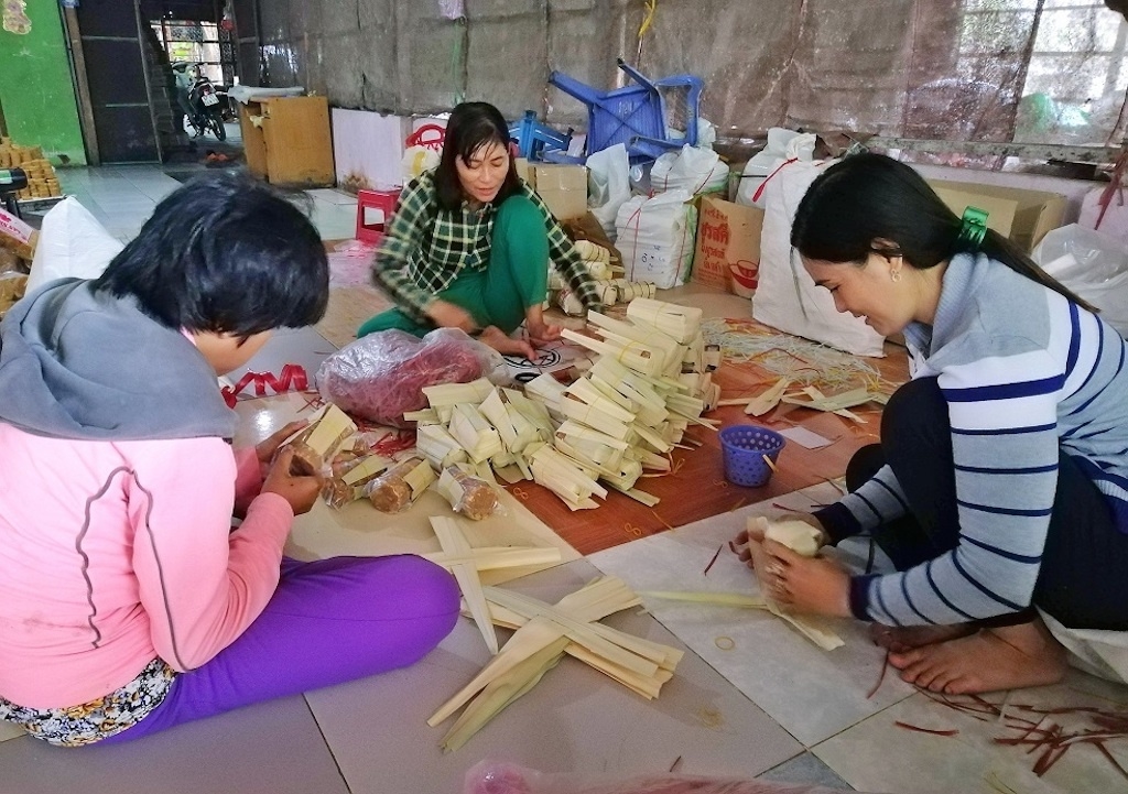 Thành viên HTX sản xuất và tiêu thụ các sản phẩm từ cây thốt nốt An Phú (huyện Tịnh Biên) thực hiện các công đoạn đóng gói sản phẩm