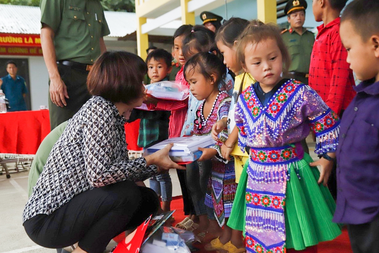 Phó Tổng Biên tập Báo Dân tộc và Phát triển Bùi Thị Hạ trao quà cho học sinh tại xã Pà Vầy Sủ