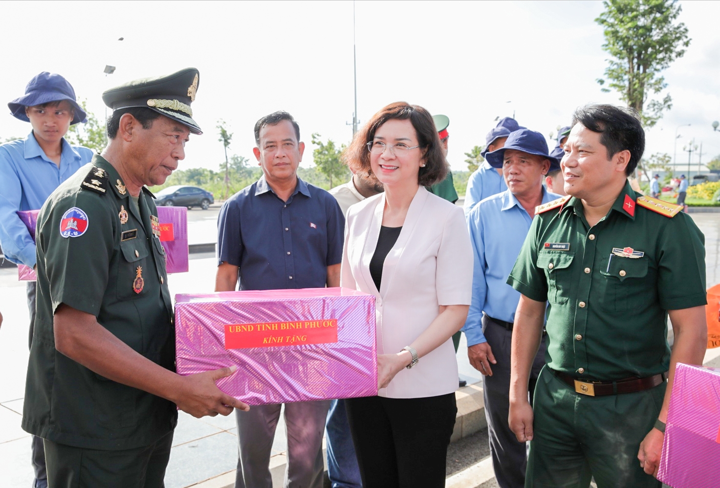 Phó Chủ tịch UBND tỉnh Bình Phước Trần Tuyết Minh tặng quà tri ân các lực lượng chức năng tỉnh Kratie, Vương quốc Campuchia đã hỗ trợ Đội K72 hoàn thành nhiệm vụ (ngày 30/6/2023). 