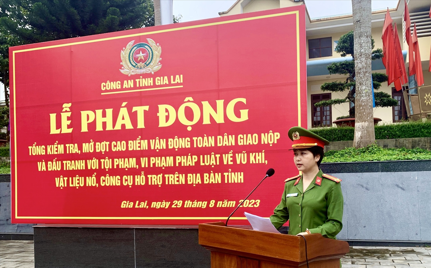 Trung tá Ksor H’Bờ Khắp - Phó Giám đốc Công an tỉnh Gia Lai phát biểu tại buổi lễ phát động