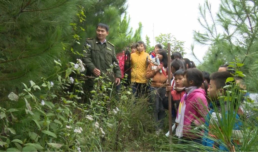 Kiểm lâm huyện Chi Lăng tập huấn công tác quản lý bảo về, phòng chống chát rừng tại xã Hữu Kiên. (Ảnh TL)