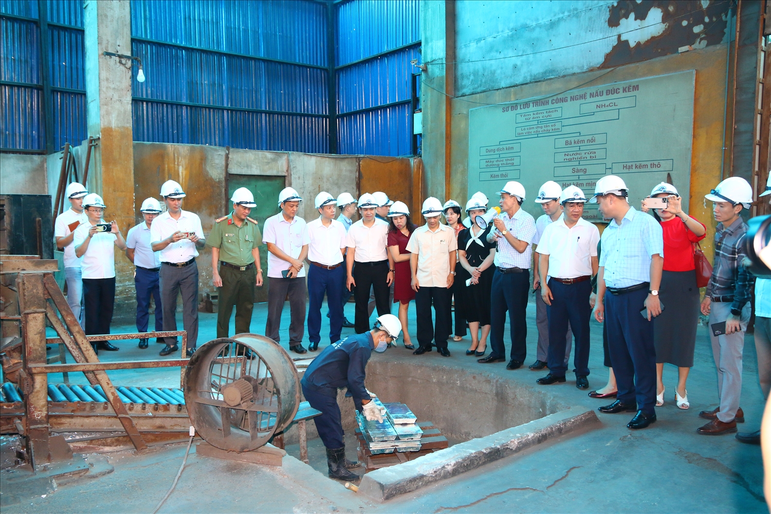 Các đại biểu tham quan dây chuyền sản xuất của Nhà máy Kẽm điện phân thuộc Công ty CP Kim loại màu Thái Nguyên