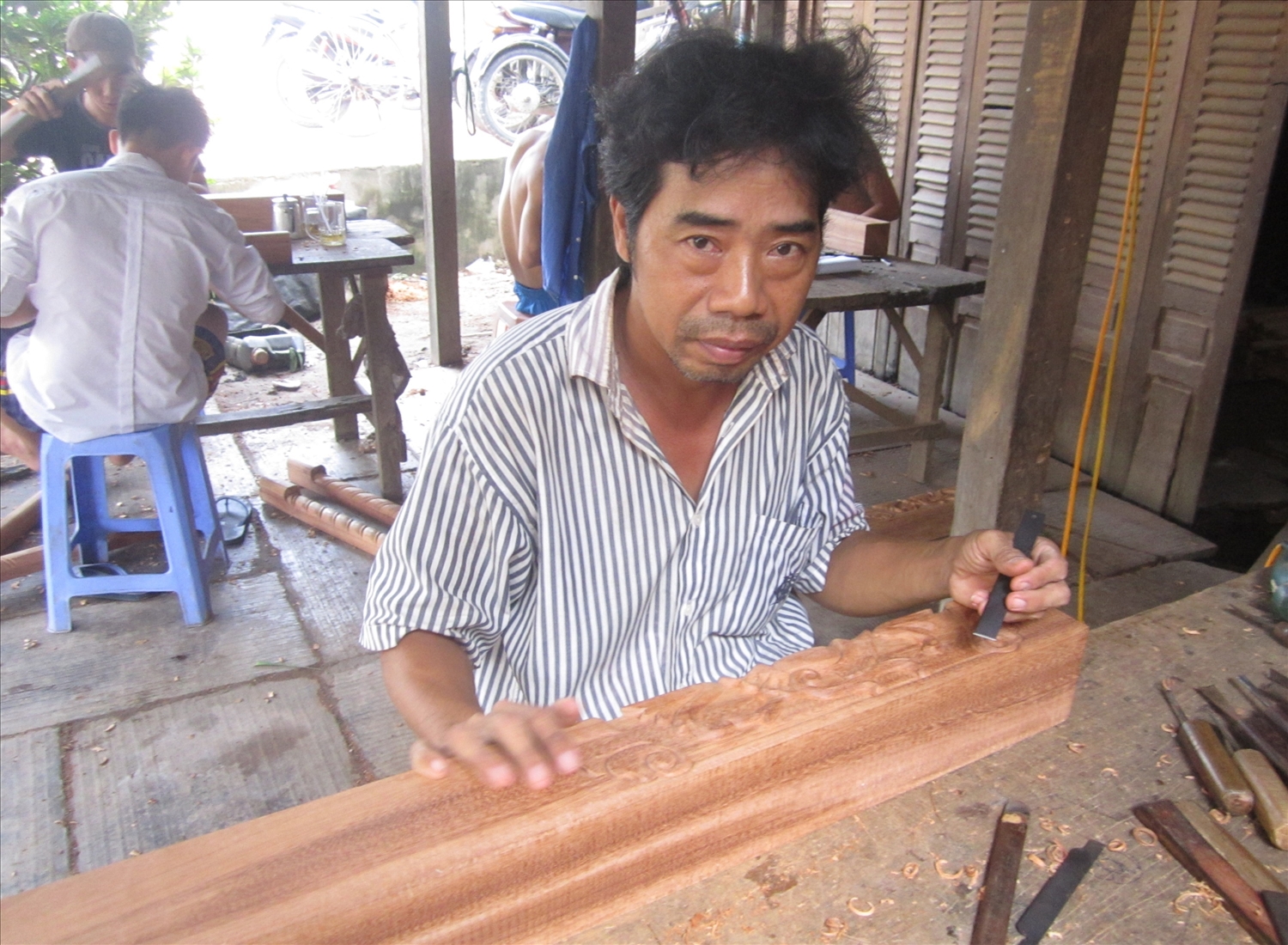 Làng nghề mộc và chạm khắc gỗ Chợ Mới đã tạo việc làm và thu nhập ổn định cho 3.500 lao động địa phương.