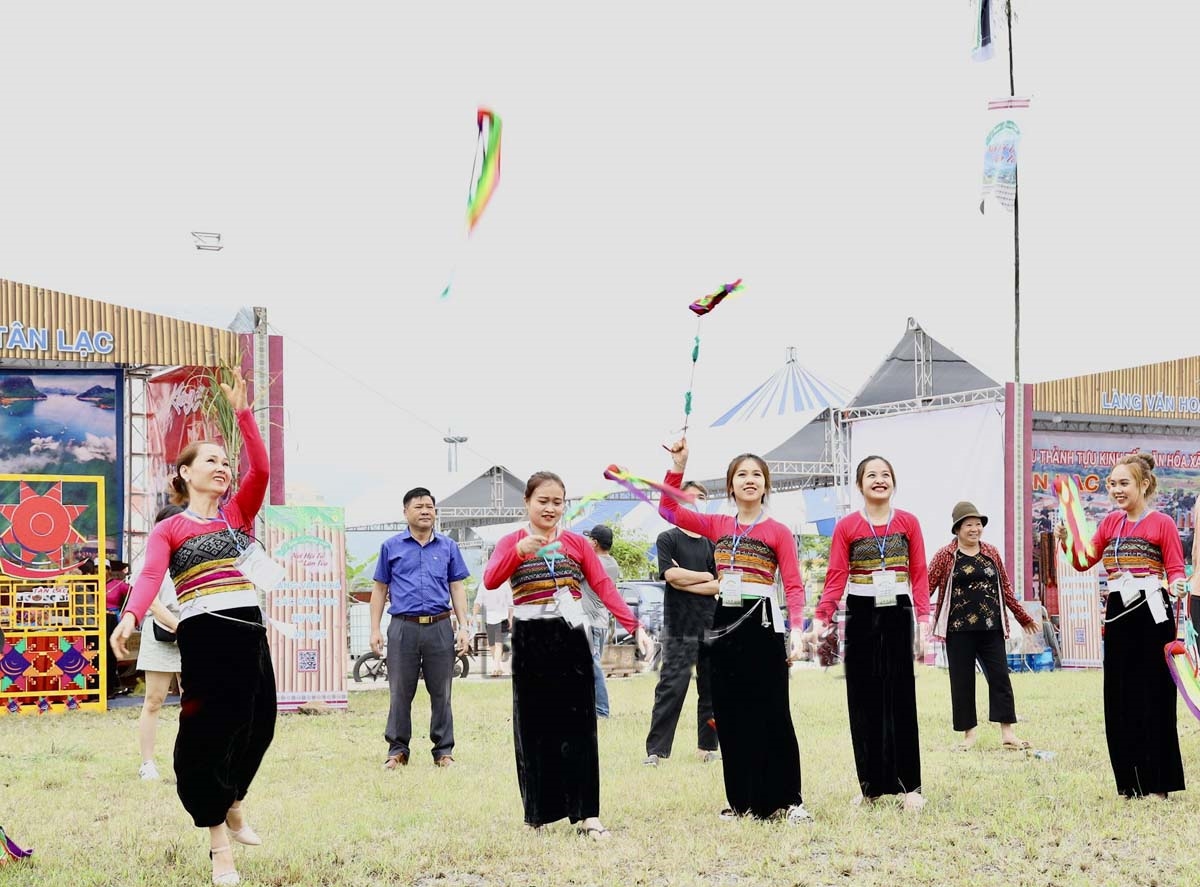 Vui hội tung còn cùng các thiếu nữ dân tộc Thái, huyện Mai Châu tại Phiên chợ vùng cao tỉnh Hòa Bình.