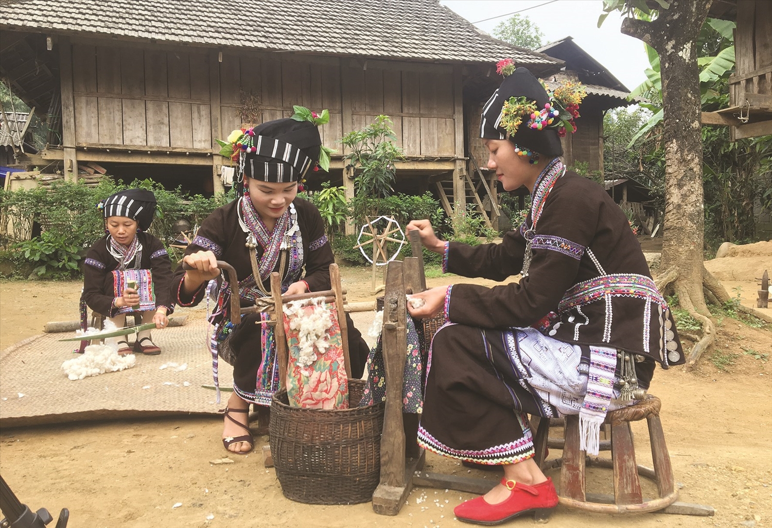 Bảo tồn và phát huy giá trị trang phục truyền thống dân tộc Lự gắn với phát triển du lịch. 