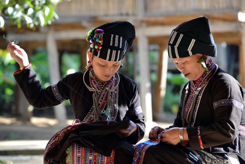  Trang phục truyền thống của đồng bào Lự với đường nét văn hóa độc đáo được làm bởi những đôi tay khéo léo của người phụ nữ.