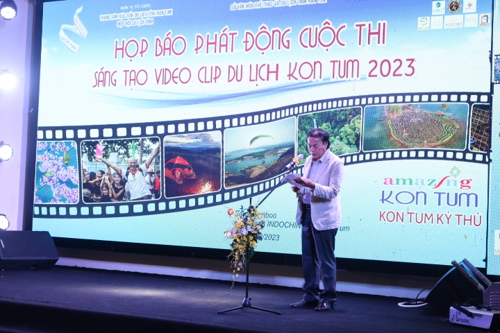 Ông Nguyễn Văn Bình – Giám đốc Sở Văn hóa, Thể thao và Du lịch tỉnh Kon Tum phát biểu tại buổi Họp báo phát động cuộc thi