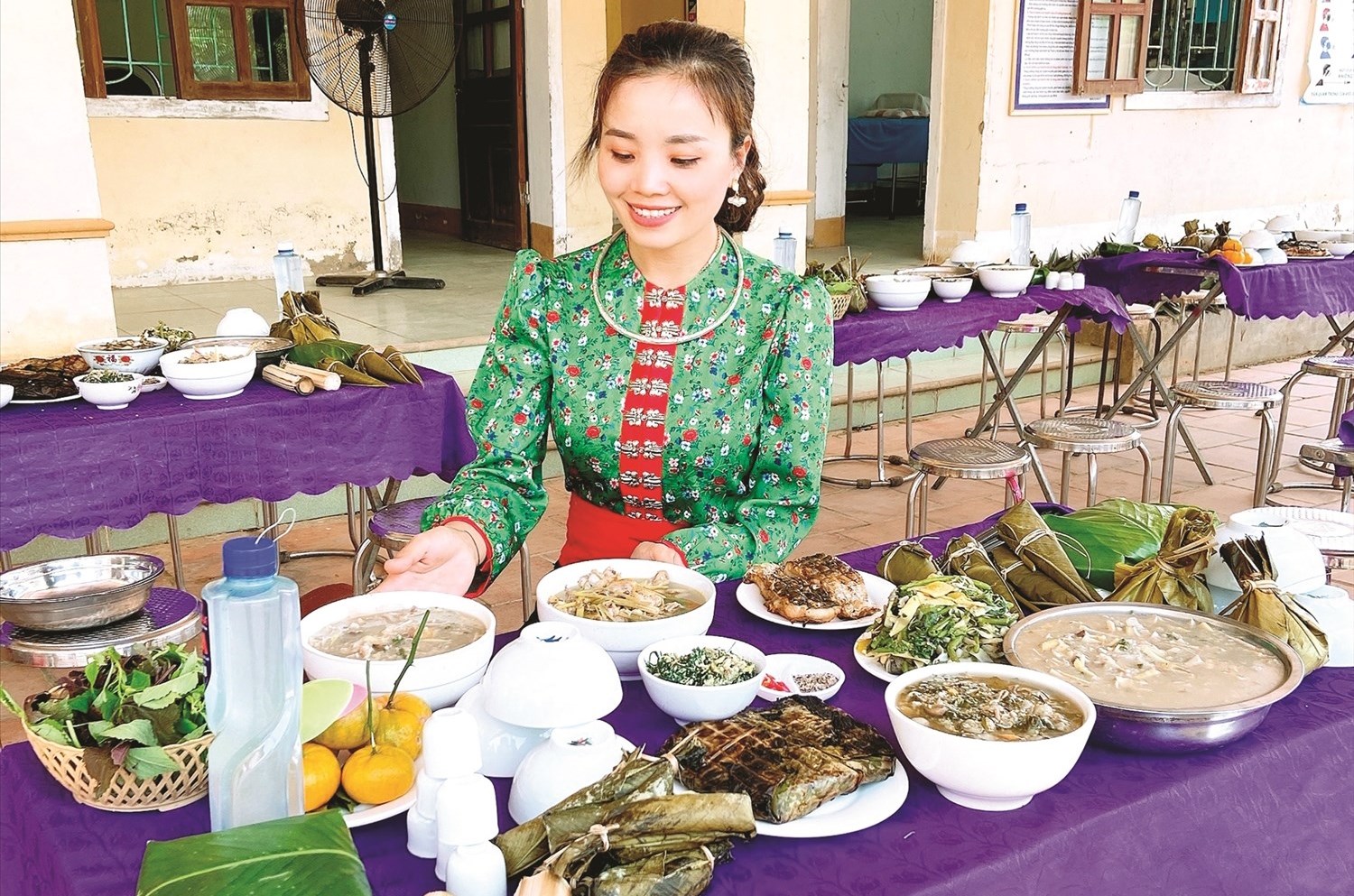 Dịp Tết Độc lập, người Thái thường tụ họp để ăn uống, vui hội cồng chiêng, khắc luống.