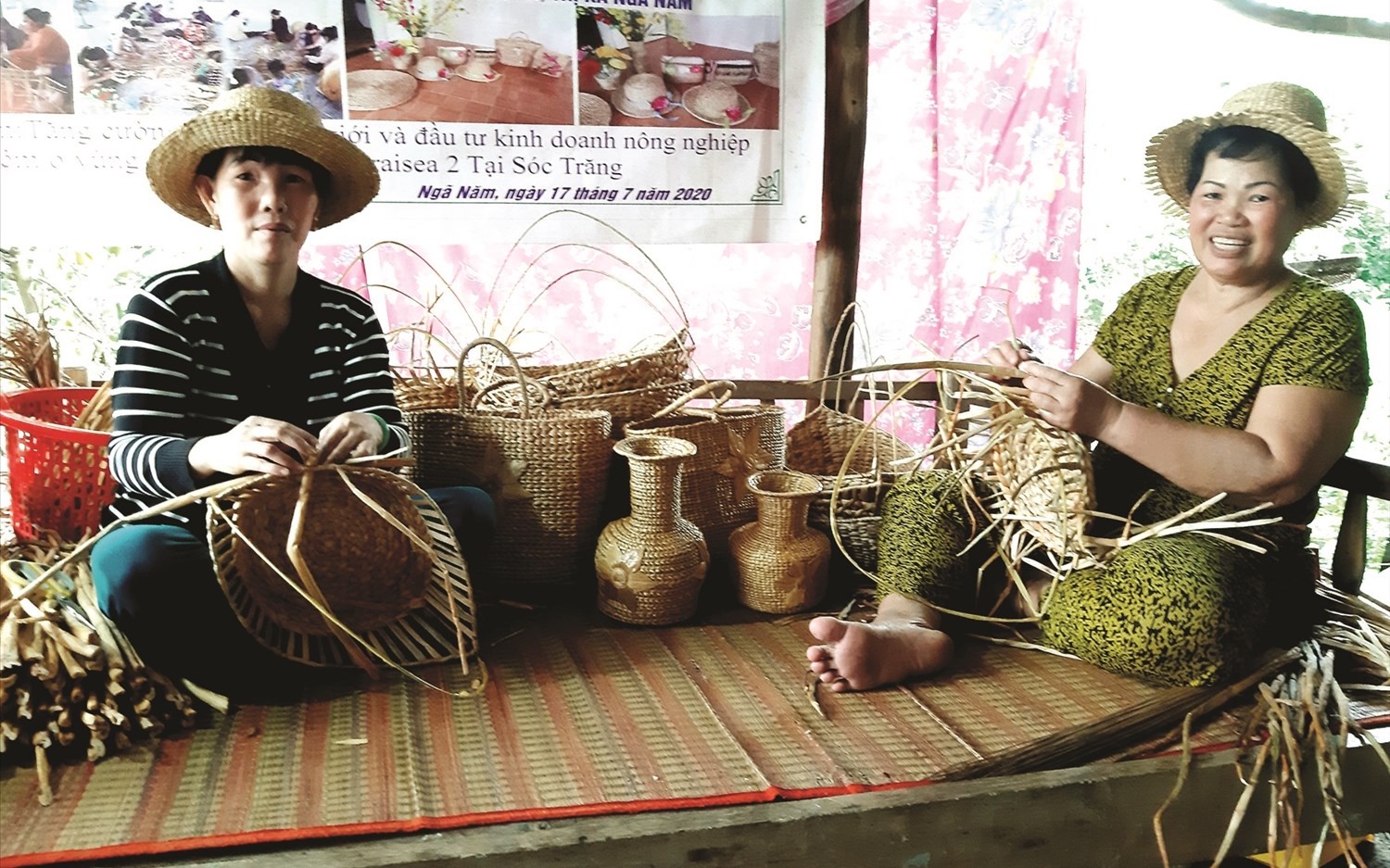 Chị Huỳnh Thị Miển (bìa trái), Tổ trưởng Phụ nữ đan lục bình ấp Vĩnh Hòa (xã Vĩnh Quới, thị xã Ngã Năm) cùng các thành viên bên các sản phẩm do Tổ sản xuất.