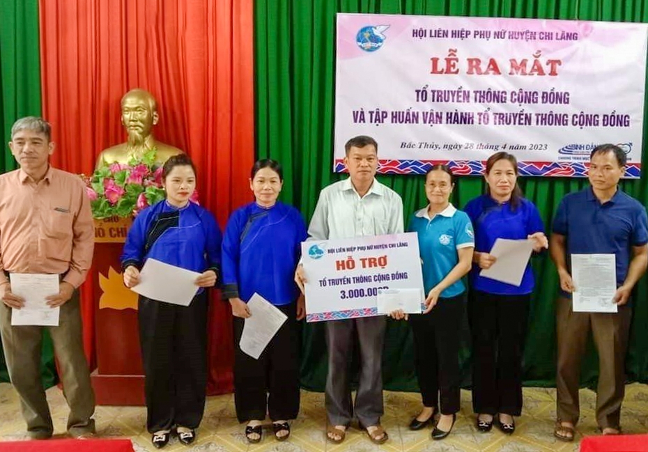 Hội LHPN huyện Chi Lăng trao kinh phí hỗ trợ Tổ truyền thông cộng đồng tại xã Bắc Thủy